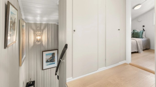 Trappegang med 1-stavs parkett og innebygde skap
