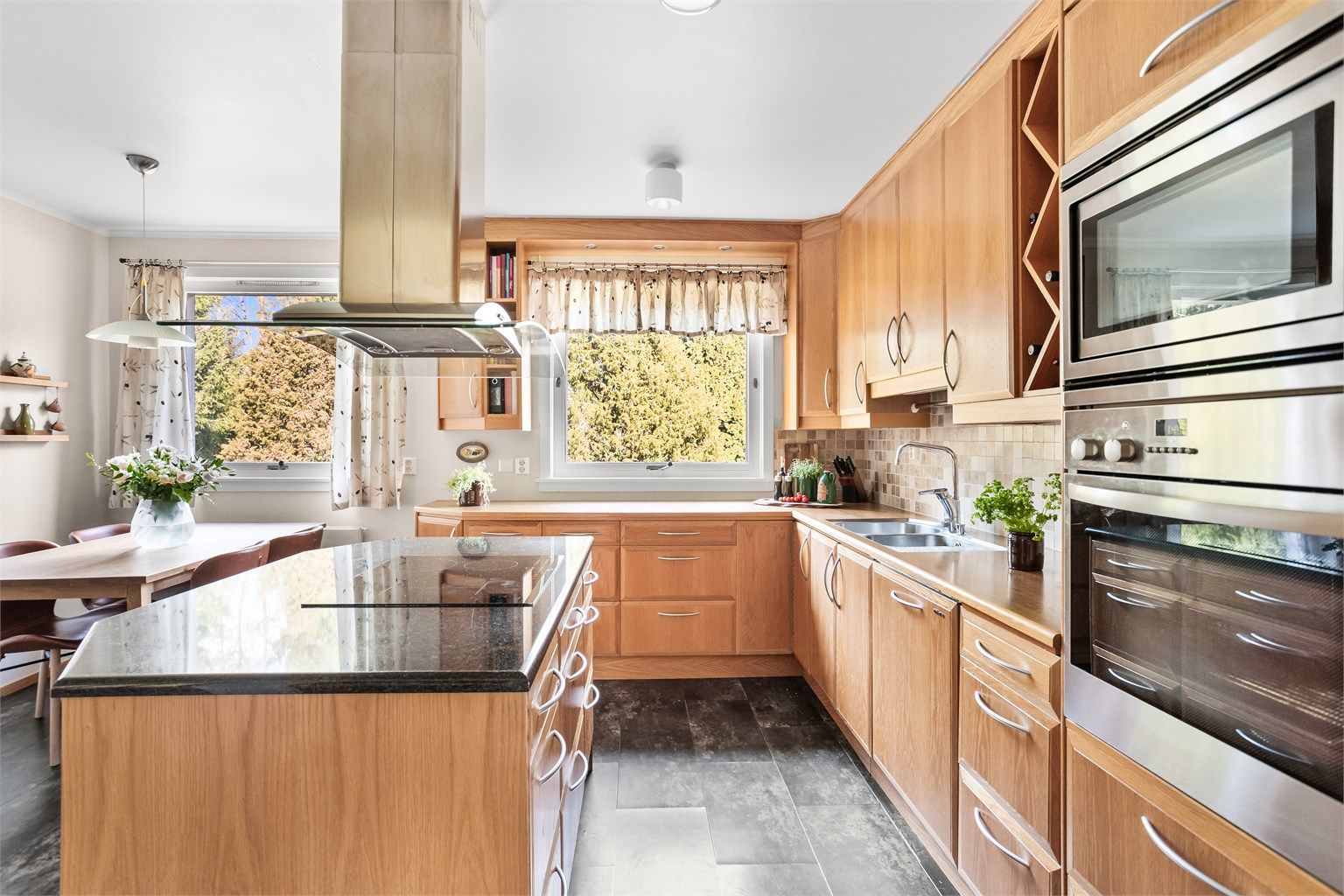 Kjøkkenet er utstyrt med en kjøkkenøy som gir ekstra oppbevaringsmuligheter og en ekstra arbeidsflate!