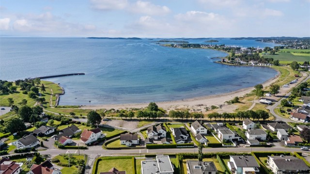 Eiendommen ligger i et attraktivt og barnevennlig boligområde på Ringshaug, rett ved Ringshaugstranda ca. 2 km fra Tolvsrød i Tønsberg kommune.