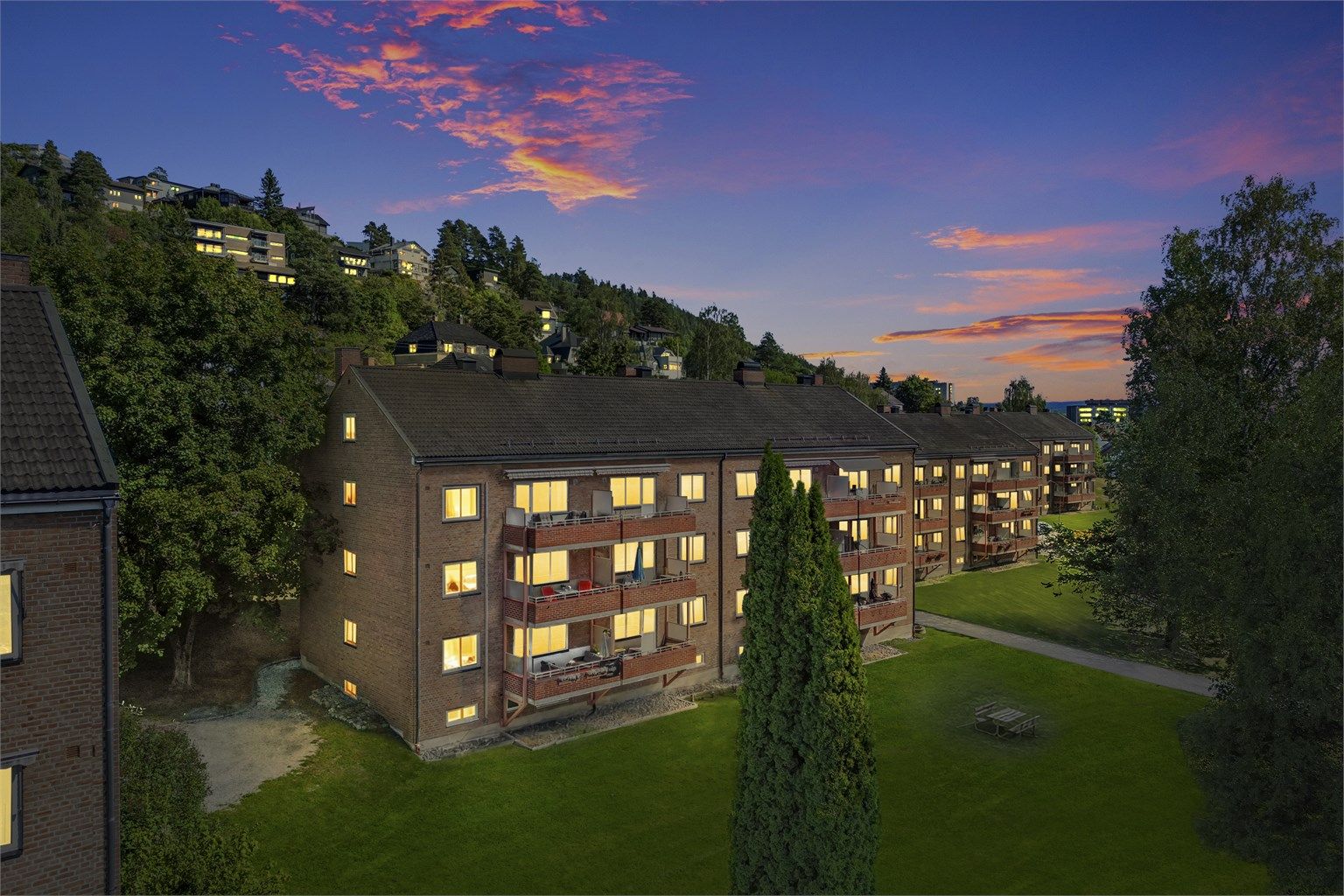 Boligen har en sentral beliggenhet på Hotvet med kort vei til det meste