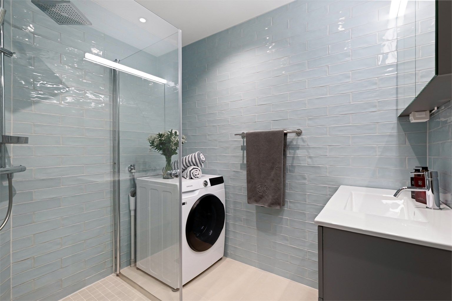 Badet ble oppgradert i 2020 med fliser på gulv og vegger, gulvvarme og opplegg for vaskemaskin.