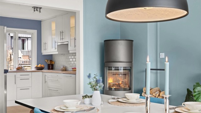 Peisovn for ekstra varme og hygge. Pipeløpet ble rehabilitert med stålrør i 2026