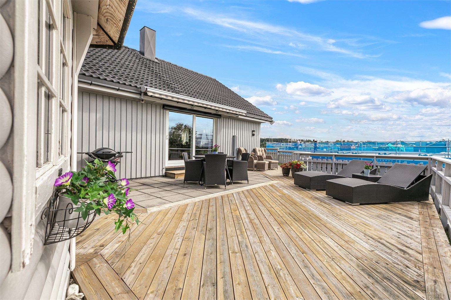 Superherlig terrasse på hele 70 kvm er en oase på sommerstid, samt veldig hyggelig grillhytte for trivelige måltider for familie og venner