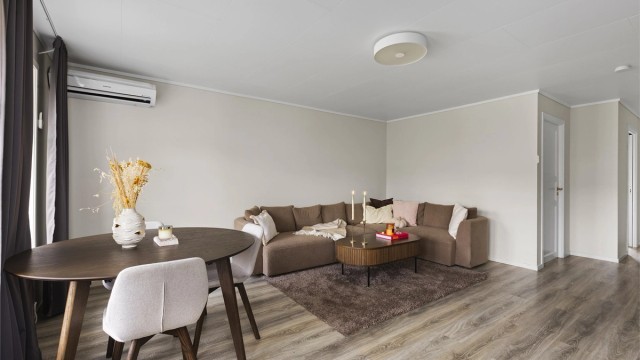 Den åpne planløsningen i stuen gir god plass både romslig sofagruppe og spisebord. Varmepumpe fra 2019 er plassert i stuen.