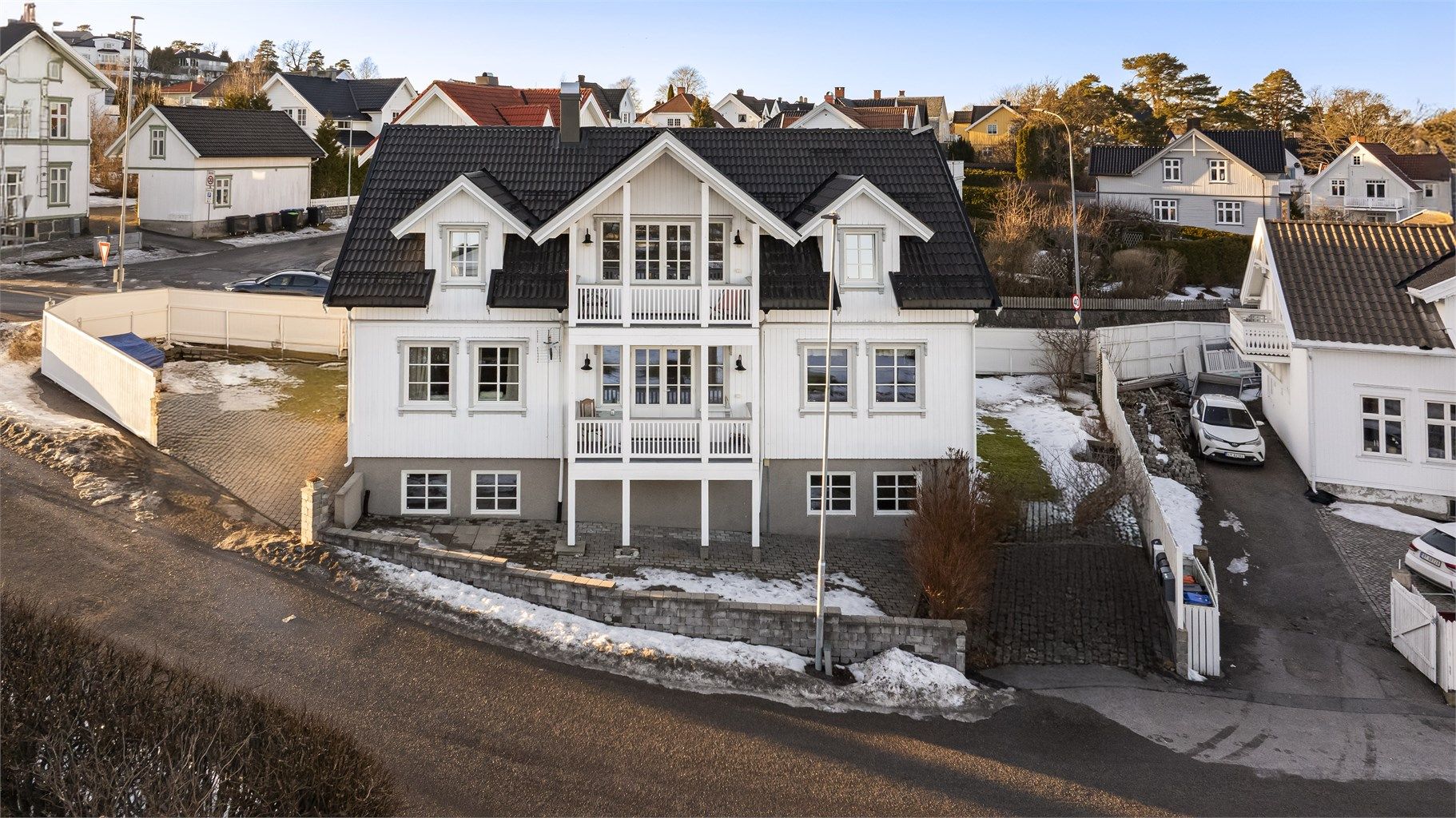 Boligens tomt er meget lettstelt og pent opparbeidet. Her finnes det rikelig med både parkeringsplasser og fine utearealer. 