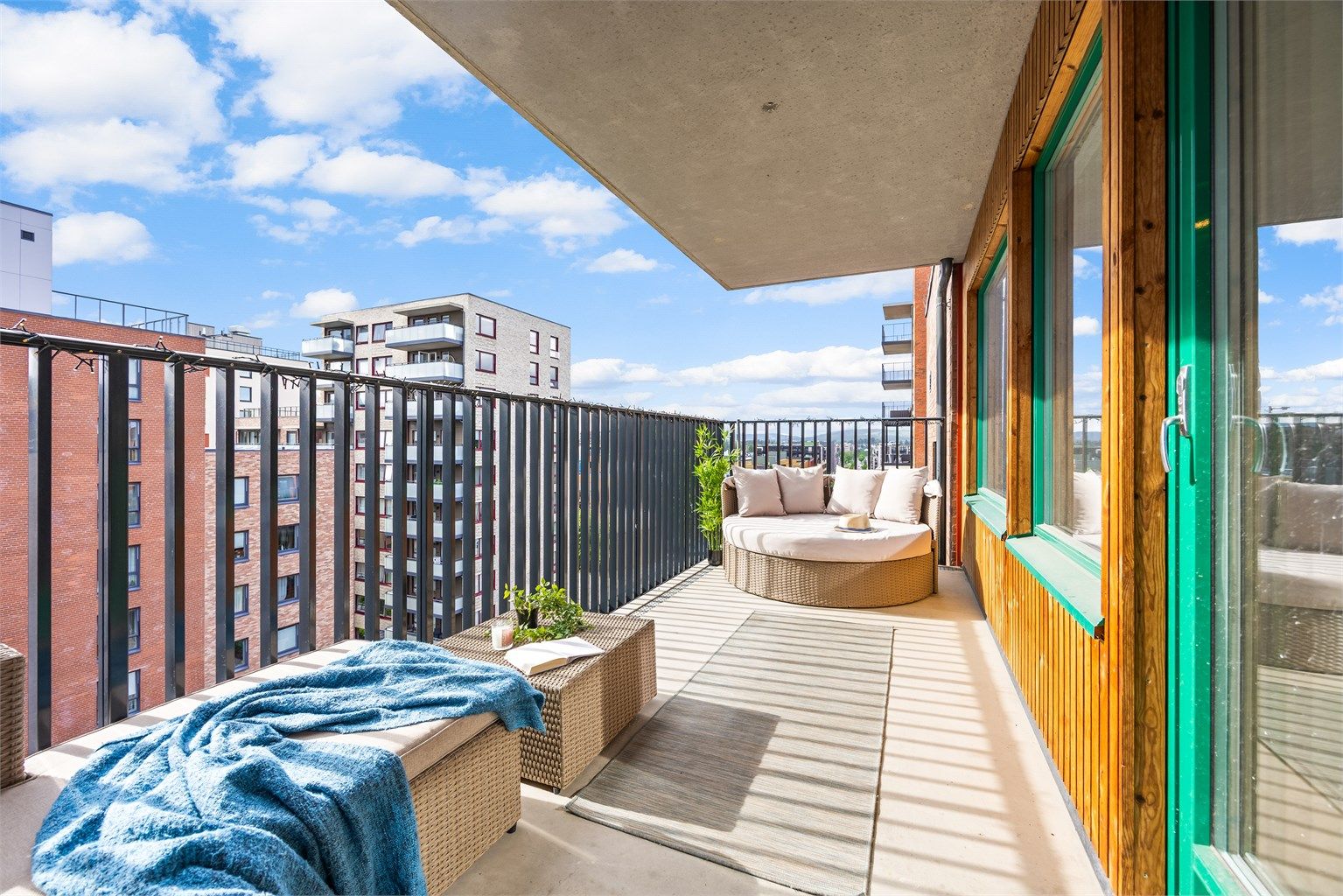Balkongen har rekkverk i metall med en høyde på 1,26 meter.