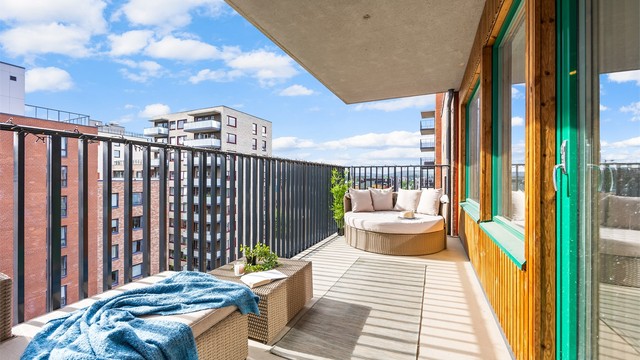Balkongen har rekkverk i metall med en høyde på 1,26 meter.