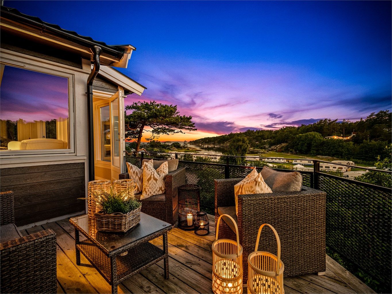 Enhuskilveien 54 presenteres av Kenneth Graarud Olsen i Krogsveen. Fritidseiendommen er usjenert og høytliggende i vestvendt terreng over populære Enhuskilen.