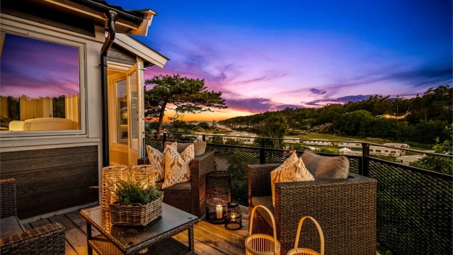 Enhuskilveien 54 presenteres av Kenneth Graarud Olsen i Krogsveen. Fritidseiendommen er usjenert og høytliggende i vestvendt terreng over populære Enhuskilen.