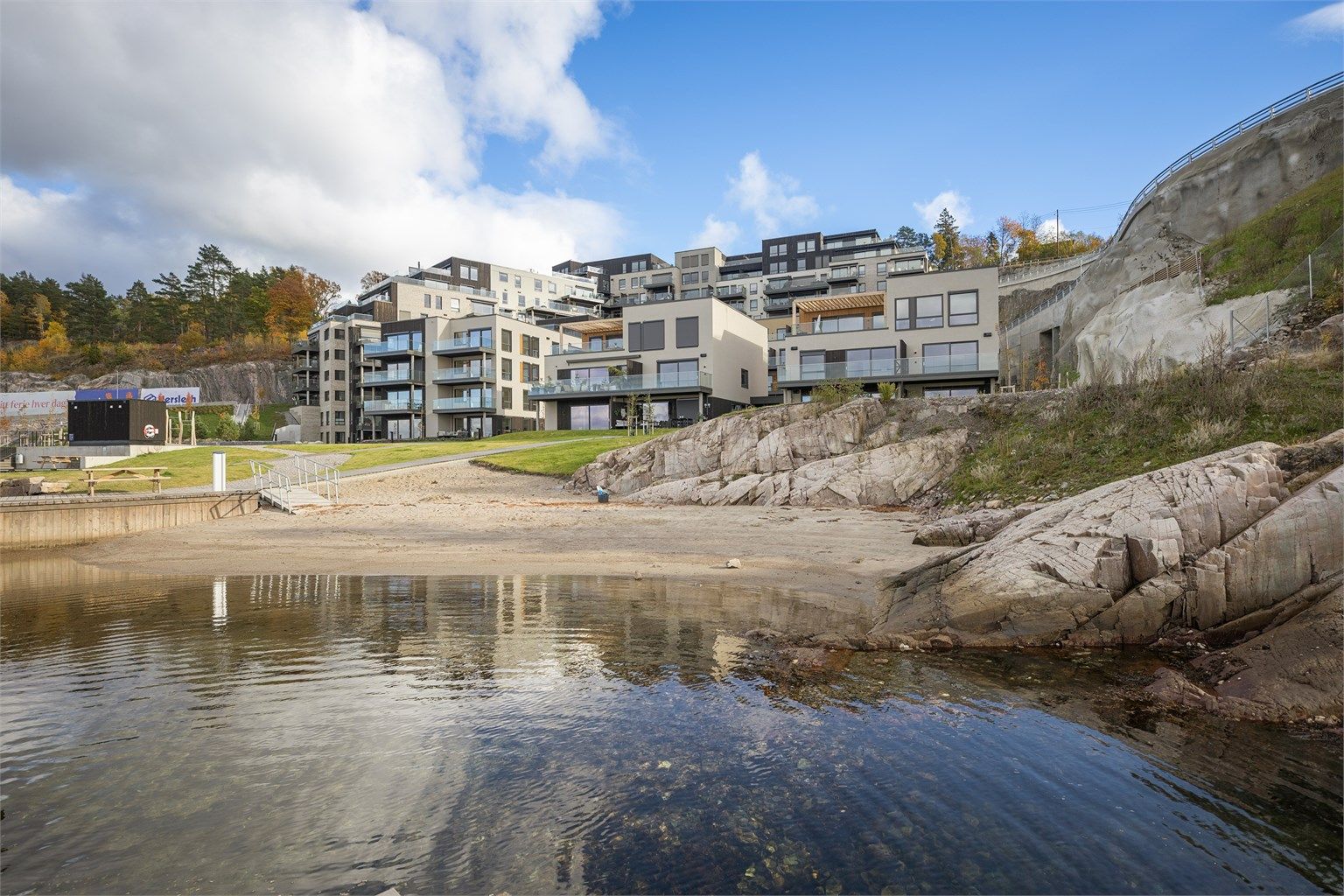 Sameiet har tilgang til felles strandlinje med sandstrand og svaberg.