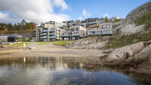 Sameiet har tilgang til felles strandlinje med sandstrand og svaberg.