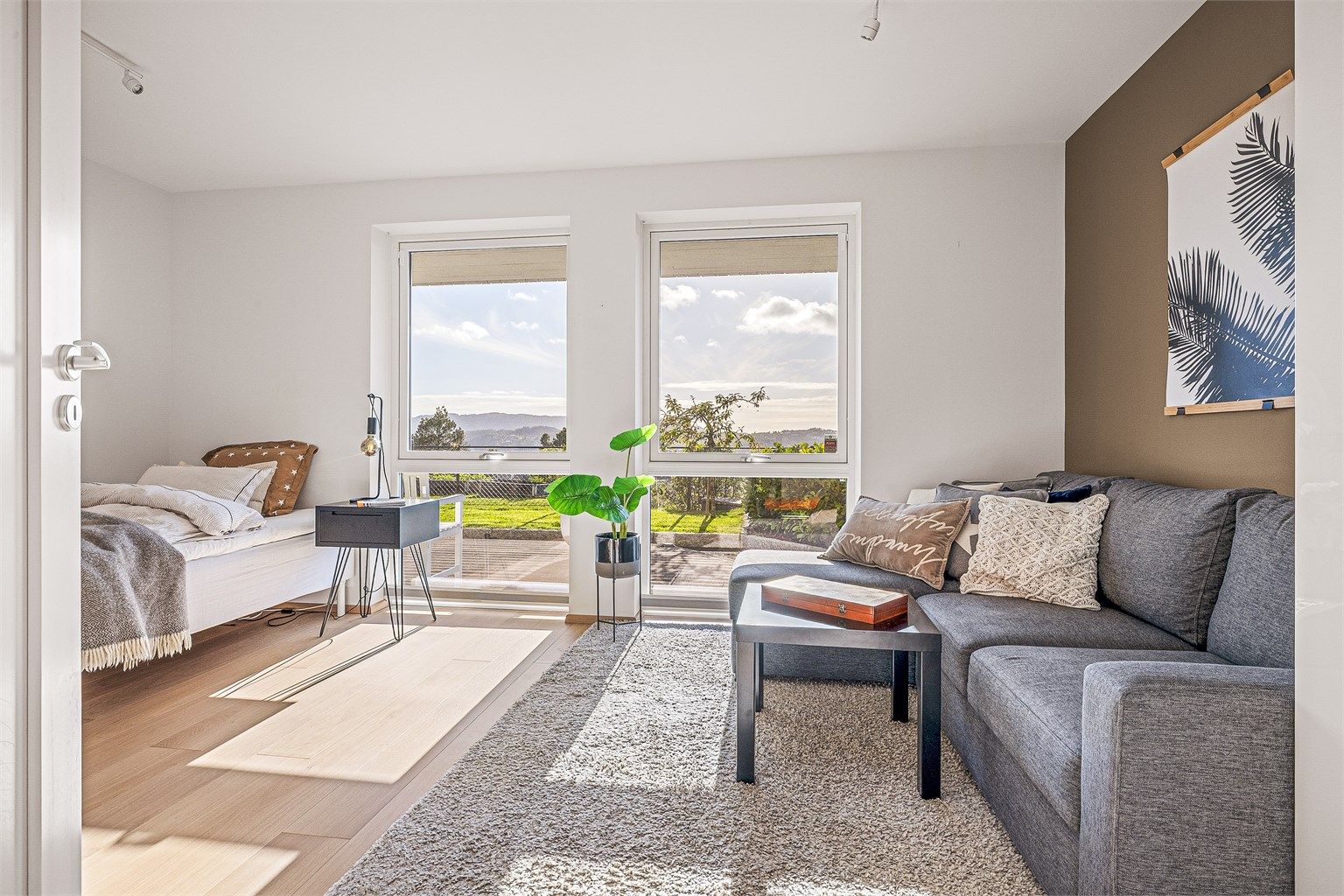 Dette rommet er tegnet inn som to soverom og kan enkelt tilbakeføres med vegg mellom vinduene og en ny dør til gangen. Rommet er på 16,7 m².