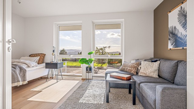 Dette rommet er tegnet inn som to soverom og kan enkelt tilbakeføres med vegg mellom vinduene og en ny dør til gangen. Rommet er på 16,7 m².