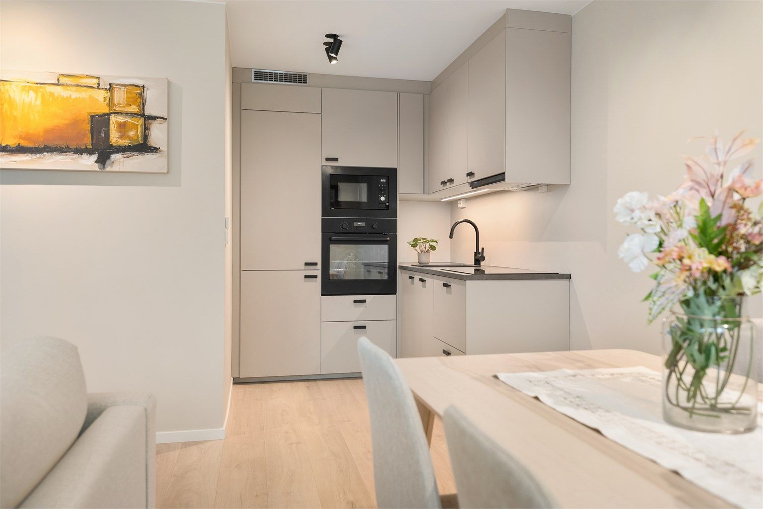 Benkeplate i laminat. Nyoppusset kjøkken med integrerte hvitevarer som medfølger handelen