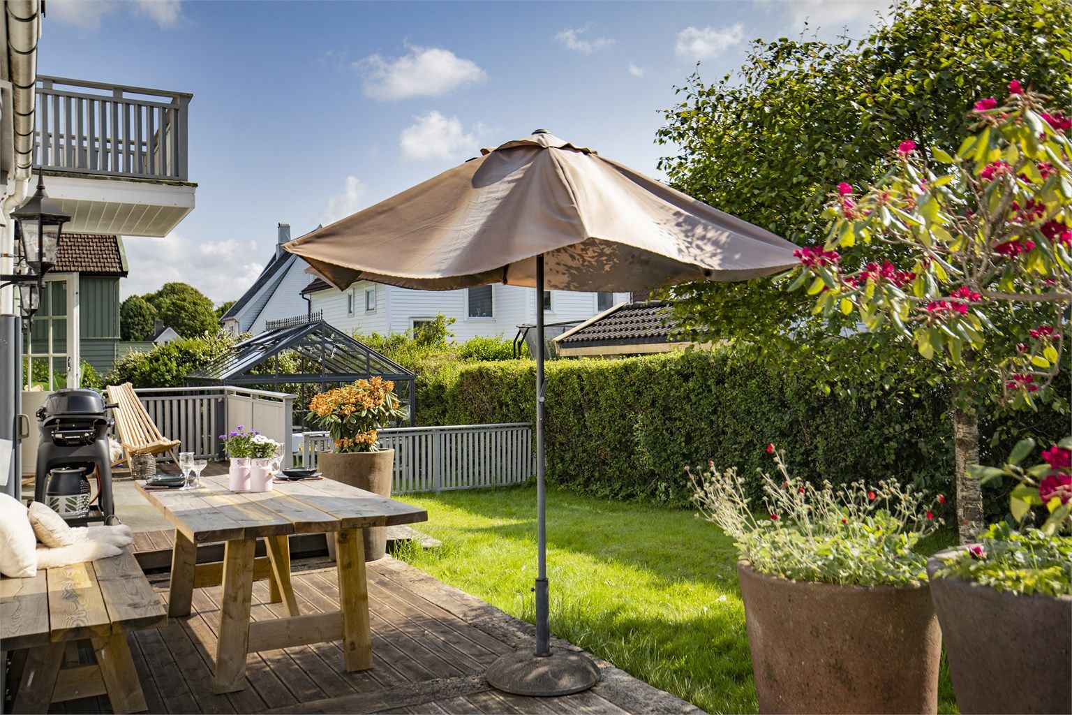Eiendommen ligger på Vestre Platå, et veletablert og rolig boligområde som kombinerer en tilbaketrukket atmosfære med umiddelbar nærhet til Stavanger sentrum.