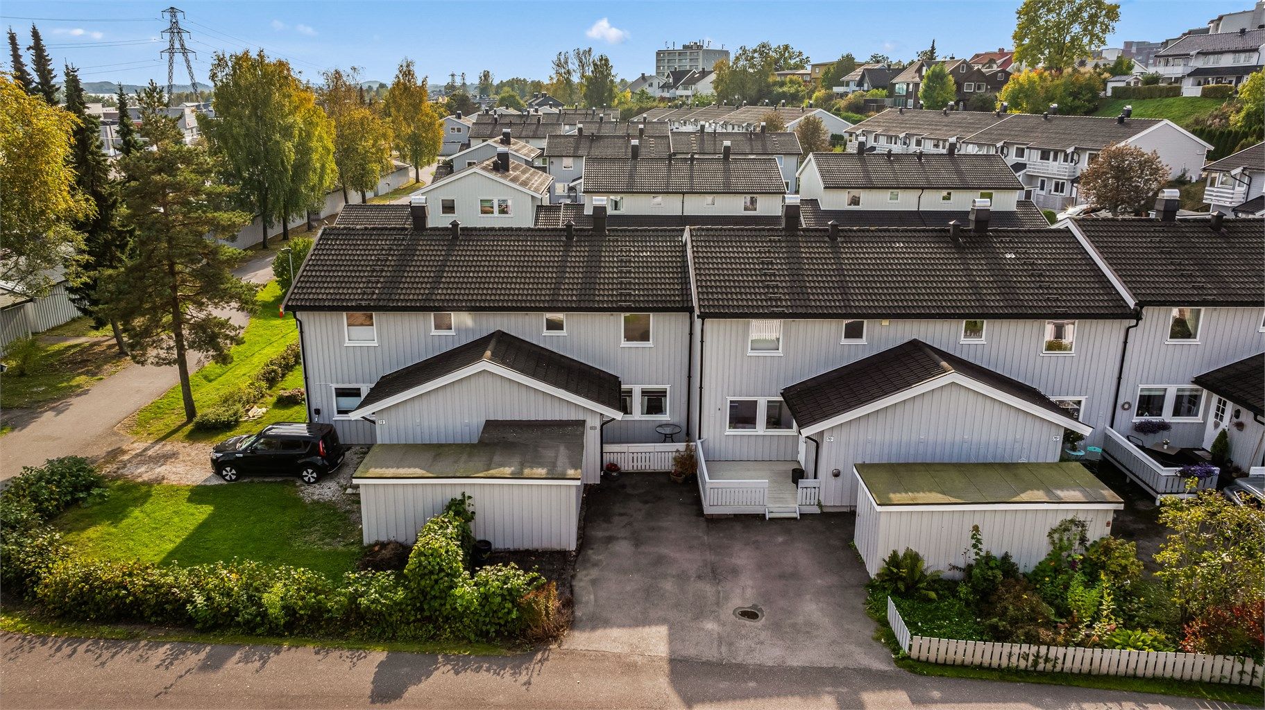 Kort vei til skole, barnehager, dagligvareforretninger, kollektivtransport og flotte felles uteområder. 