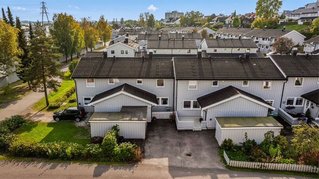 Kort vei til skole, barnehager, dagligvareforretninger, kollektivtransport og flotte felles uteområder.