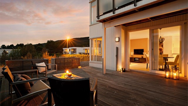 Fra stuen er det direkte utgang til en romslig og skjermet markterrasse på 29 m².