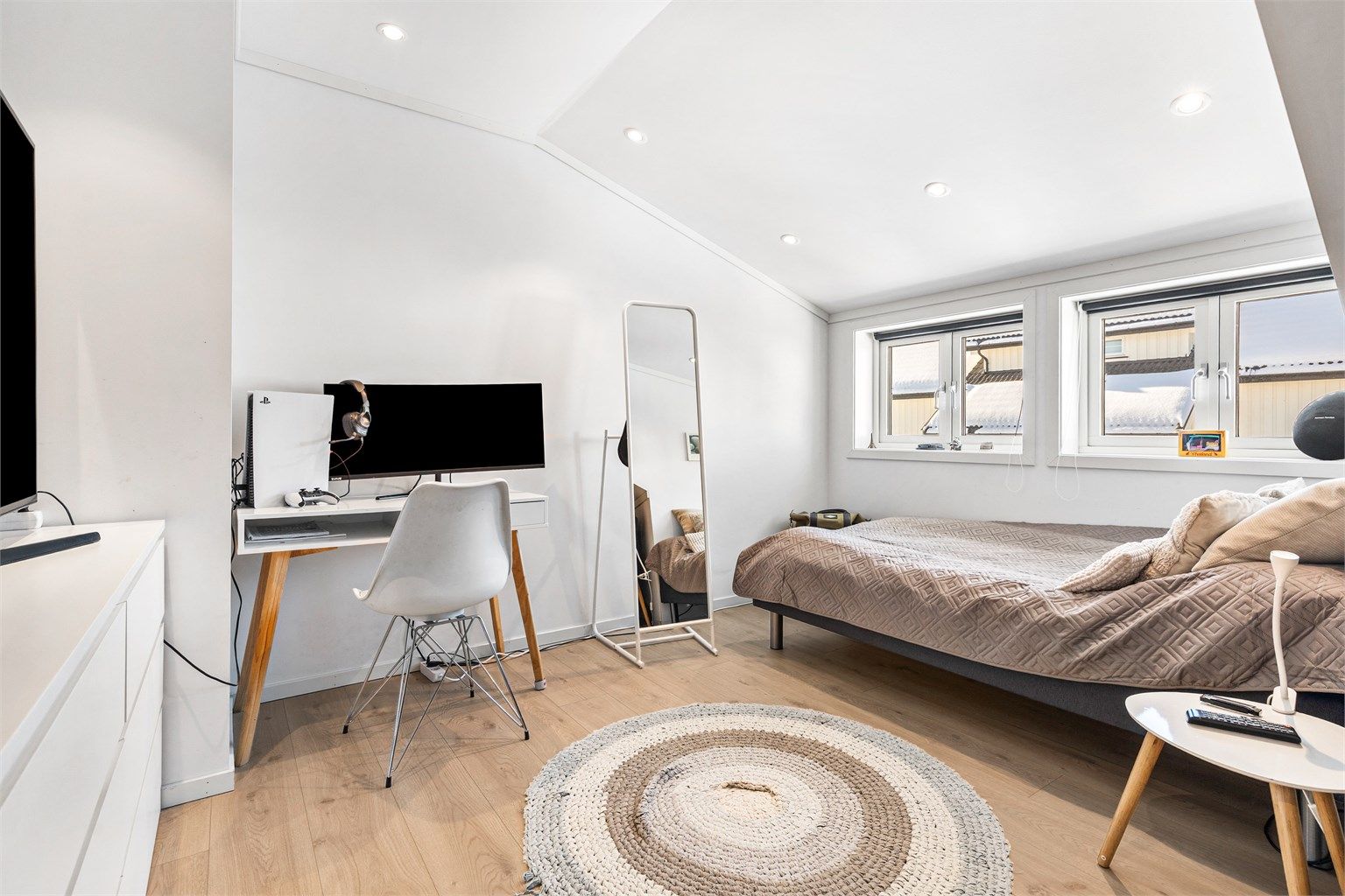 I loftsetasjen er det tre soverom av god størrelse. Plass til dobbeltseng og garderobeskap i alle. (Soverom 2)