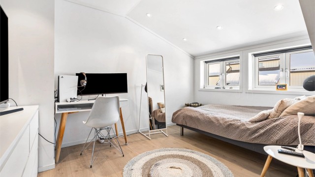 I loftsetasjen er det tre soverom av god størrelse. Plass til dobbeltseng og garderobeskap i alle. (Soverom 2)