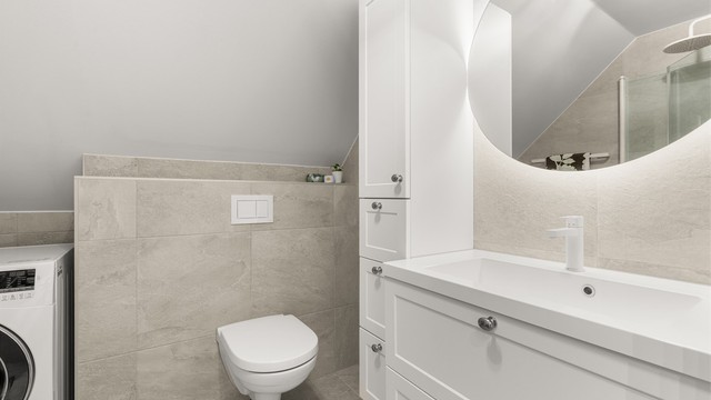 Badet i andre etasje ble oppgradert i 2021 med fliser og elektrisk gulvvarme.