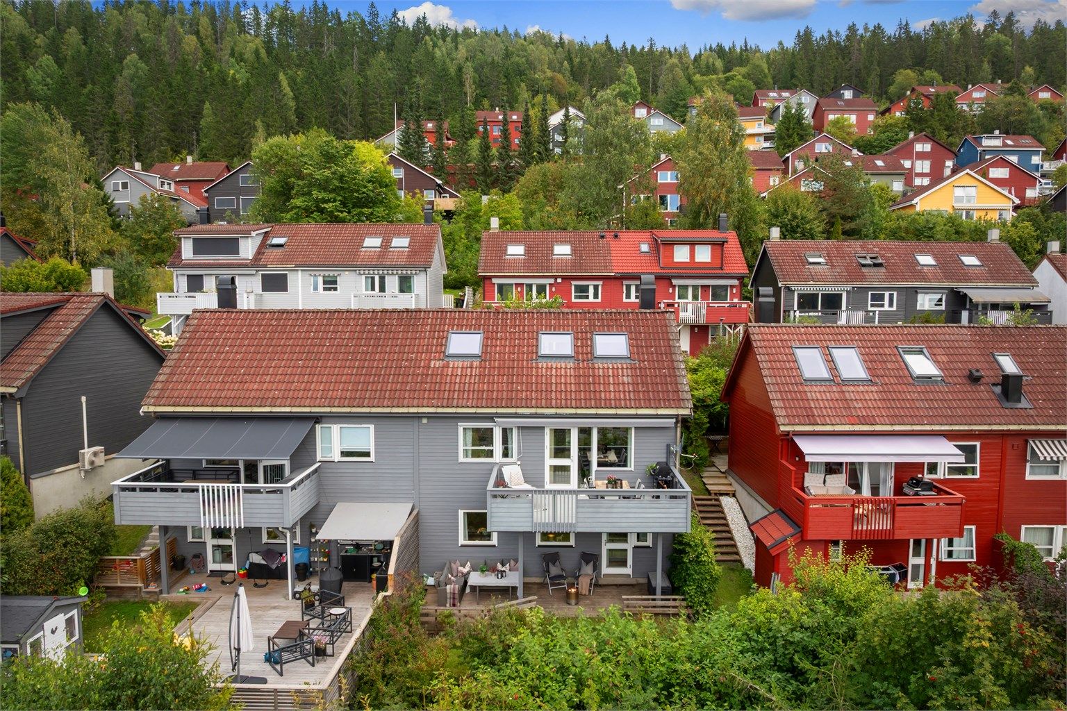 Her bor dere med kort og trygg gangavstand til både barneskole og ungdomsskole, samt kort vei til flere barnehager, idrettsanlegg og marka, sommer som vinter