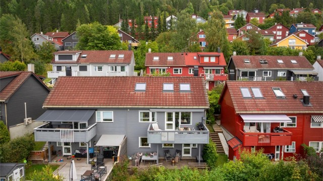 Velkommen til Linderudgrenda 59. Foto: Zovenfra.
Her bor dere med kort og trygg gangavstand til både barneskole og ungdomsskole, samt kort vei til flere barnehager, idrettsanlegg og marka, sommer som vinter
