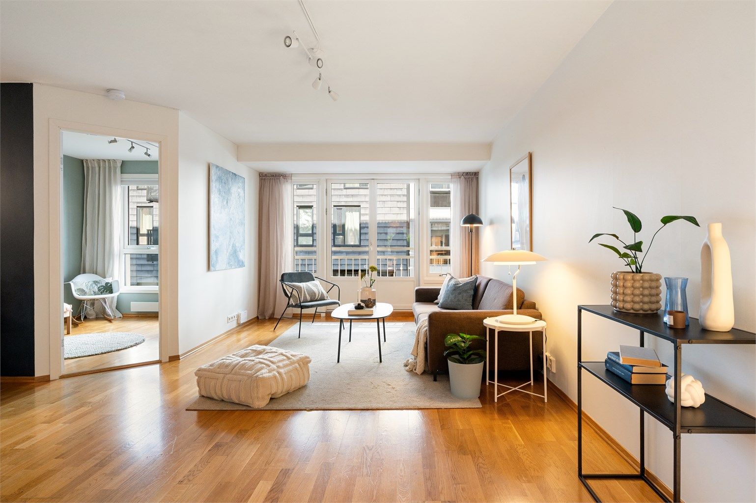 Boligen har en meget god planløsning og holder god standard. Stuen er av god størrelse med plass til sofa, tilhørende salongbord og TV-seksjon. 