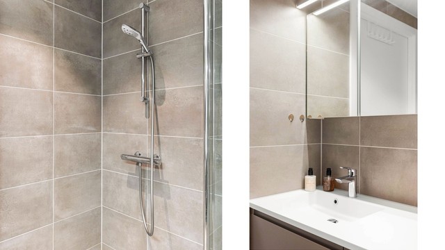Dusjhjørne med glassdører og stilrene overflater gir badet et eksklusivt preg.