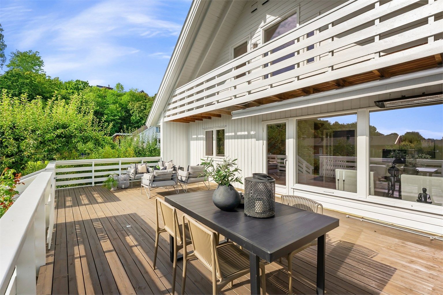 Terrassen på 39 m² har direkte utgang fra stuen.