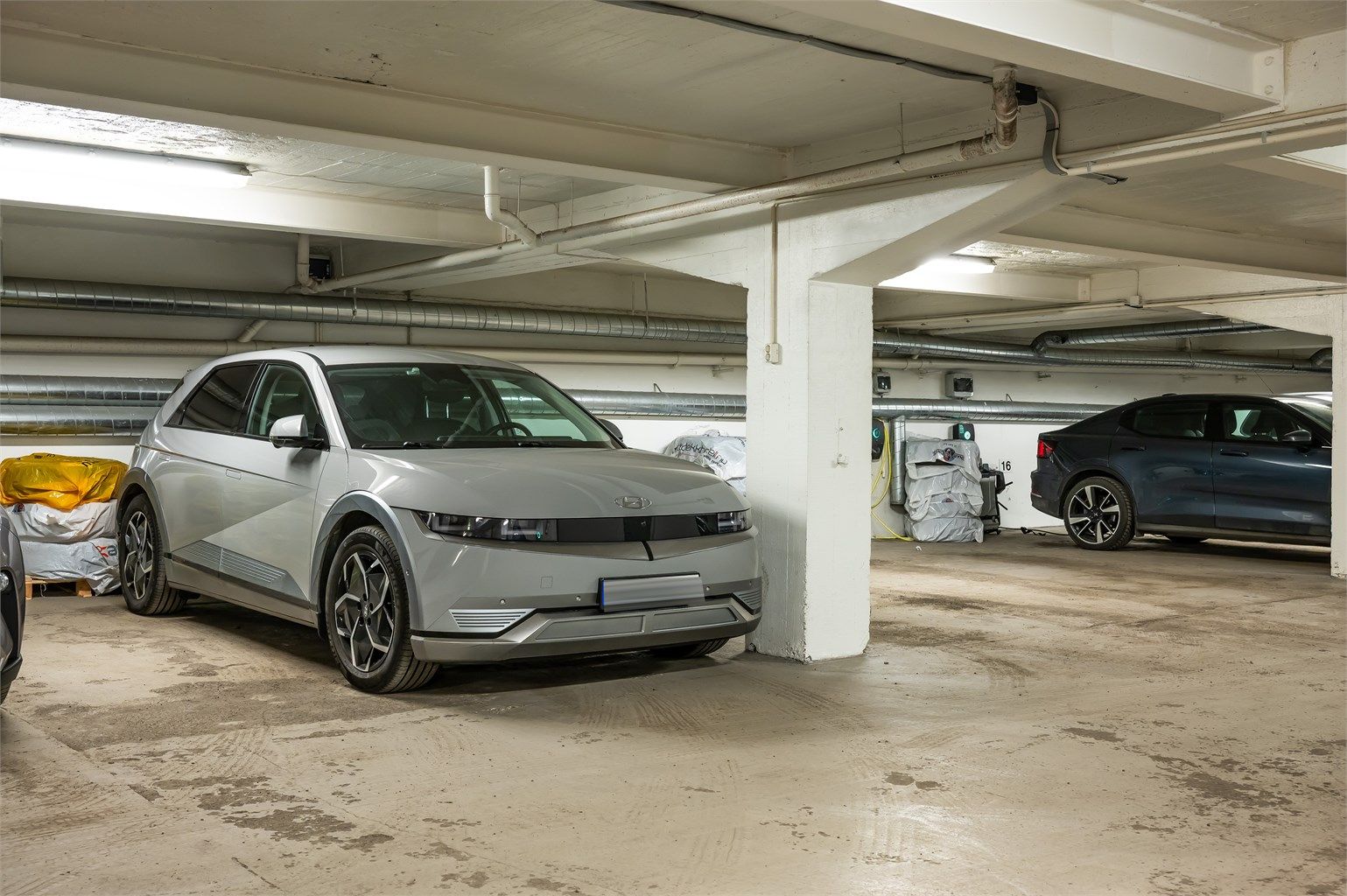 Garasjekjeller under bygget med leie av parkering etter ansiennitet. Se vilkår i punkt om parkering i salgsoppgaven