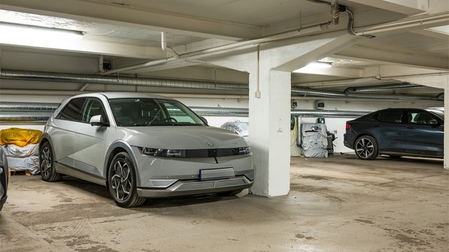 Garasjekjeller under bygget med leie av parkering etter ansiennitet. Se vilkår i punkt om parkering i salgsoppgaven