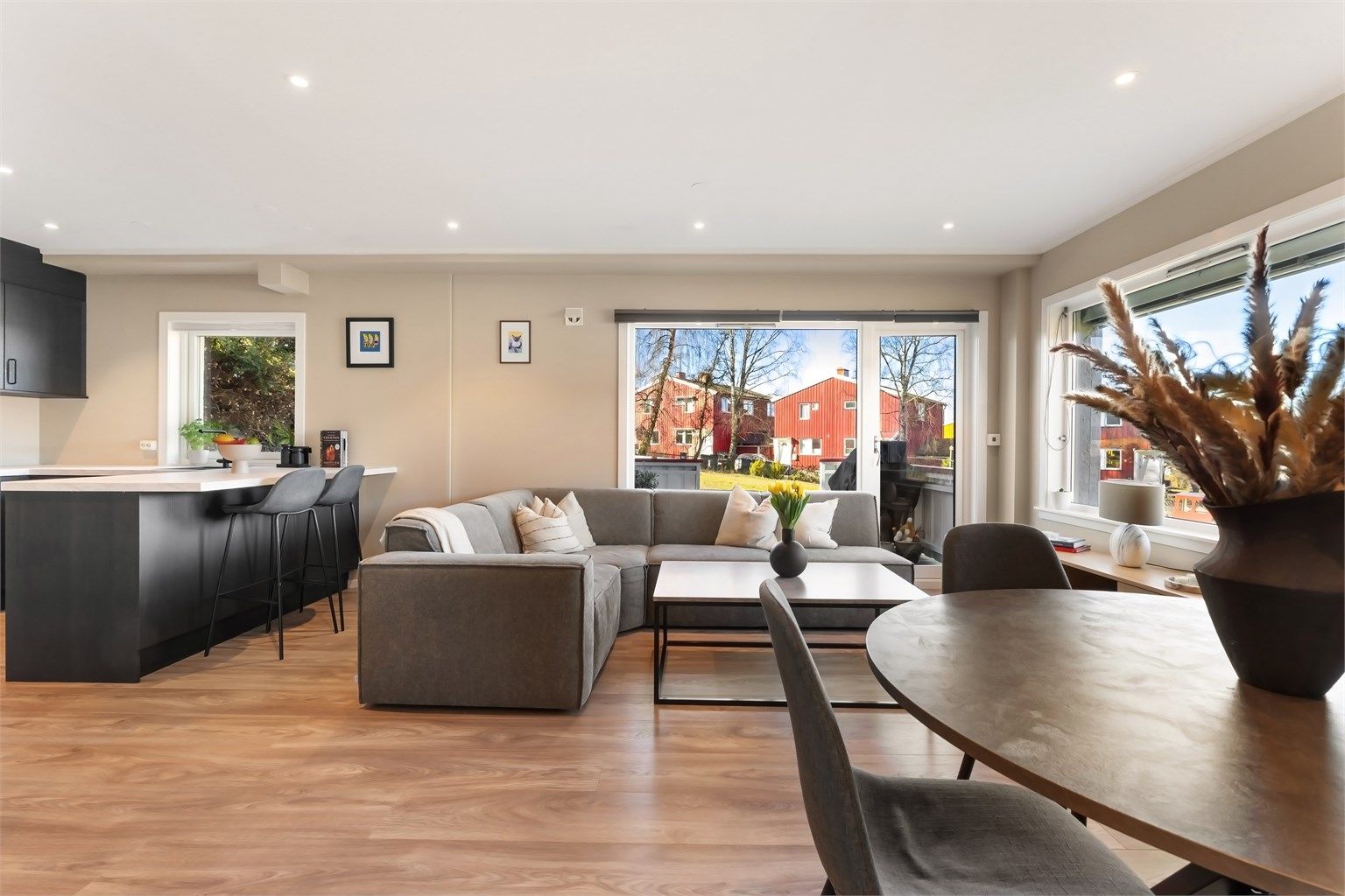 Dette er en delikat og gjennomgående 3-roms endeleilighet med 17 kvm sydvestvendt terrasse og garasje m/EL