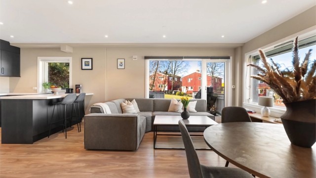 Dette er en delikat og gjennomgående 3-roms endeleilighet med 17 kvm sydvestvendt terrasse og garasje m/EL