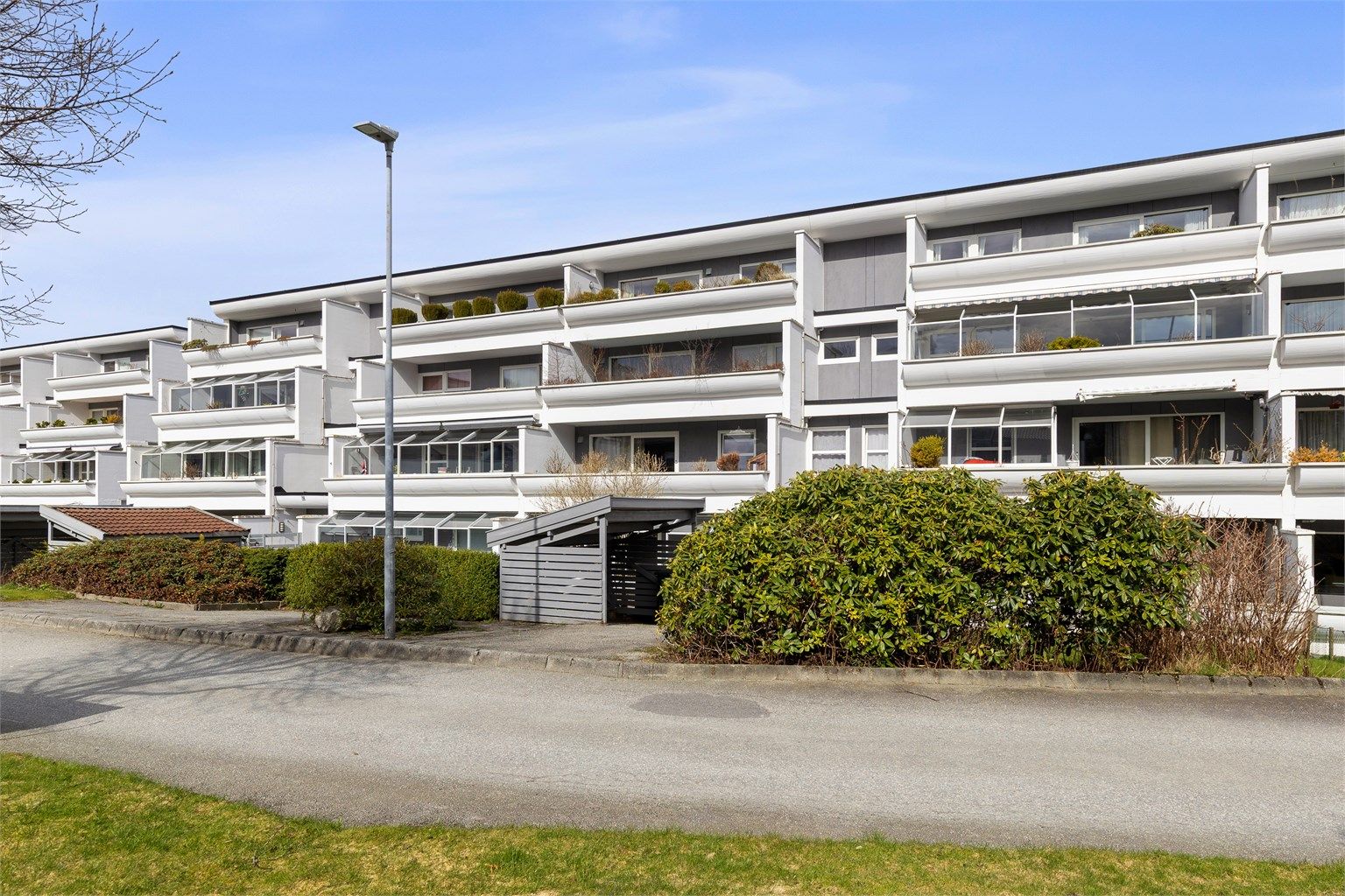 Borettslaget har velstelte grøntområder mellom byggene.