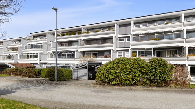 Borettslaget har velstelte grøntområder mellom byggene.