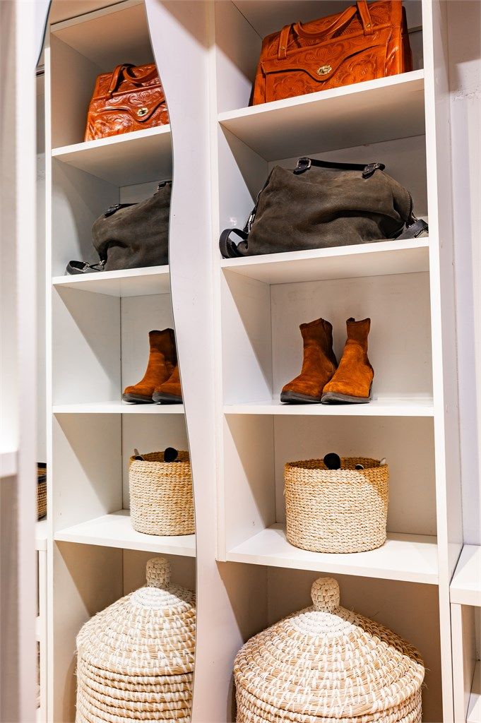 Gjennomtenkte oppbevaringsløsninger er en sentral del av leilighetens funksjonalitet.