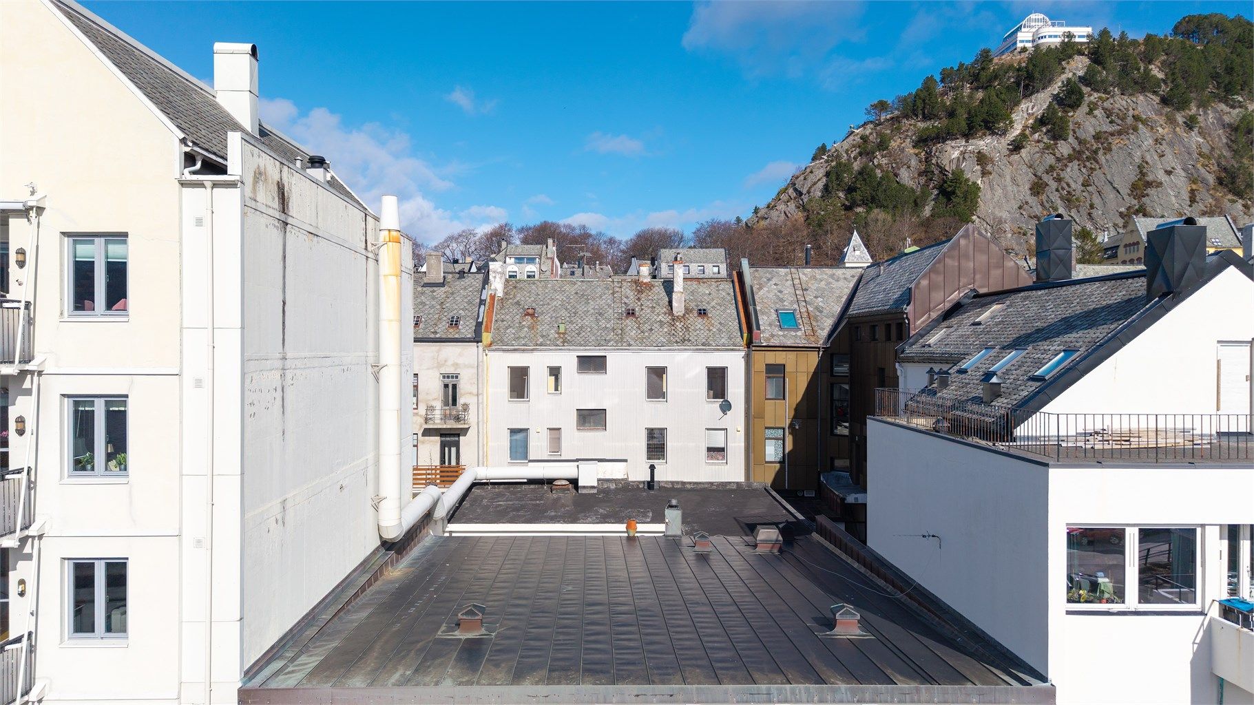 Mot sør har eiendommen et terrasseareal over et tilbygg, med adkomst fra felles trapperom.
