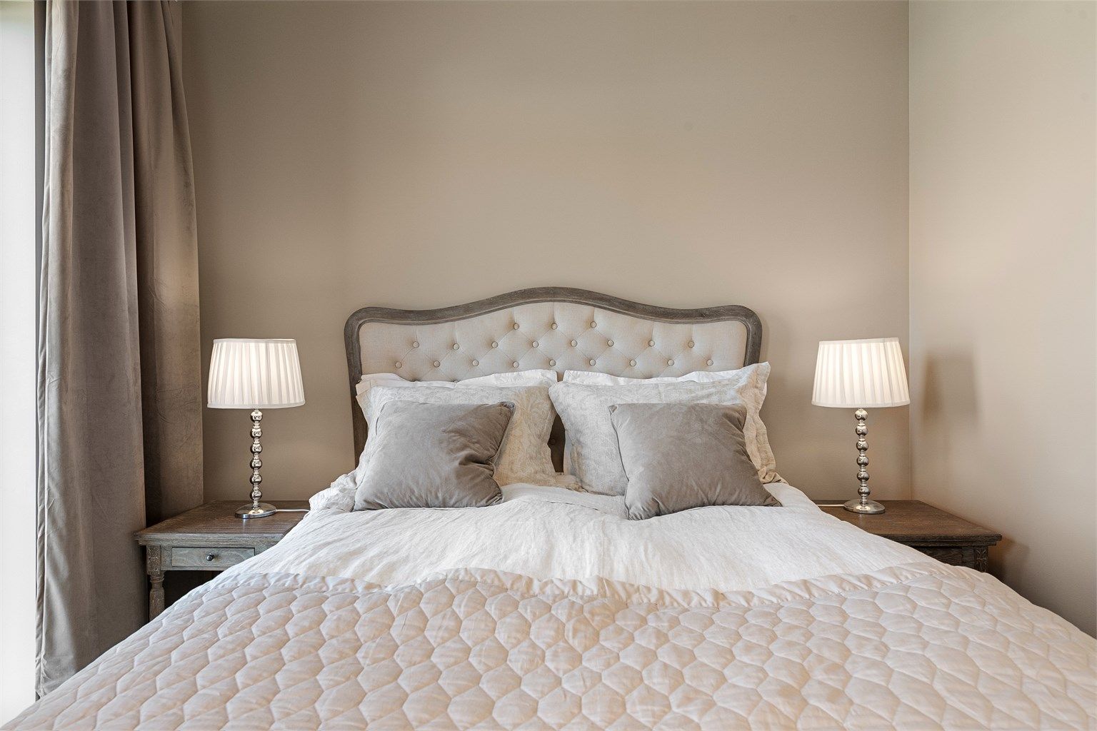 Et lunt og behagelig rom med parkett på gulvet og malte flater