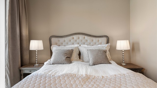 Et lunt og behagelig rom med parkett på gulvet og malte flater