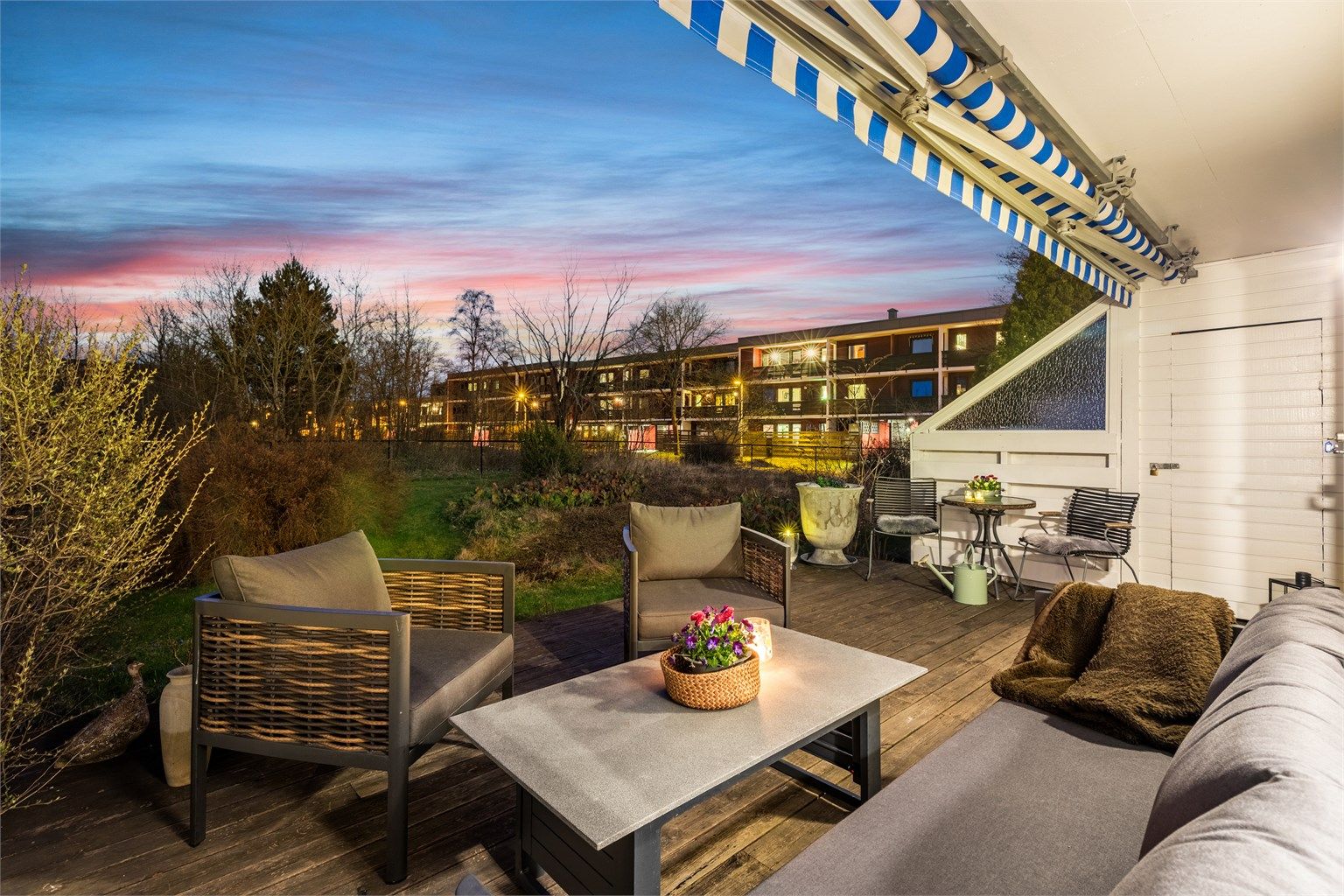 En usjenert og utrolig hyggelig uteplass. På terrassen er det en praktisk utebod på 2 kvm for lagring av utemøbler og hageredskaper.