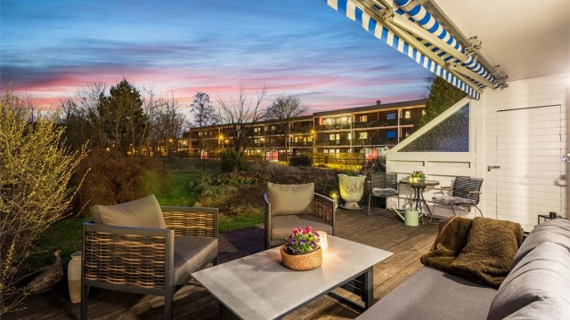 En usjenert og utrolig hyggelig uteplass. På terrassen er det en praktisk utebod på 2 kvm for lagring av utemøbler og hageredskaper.