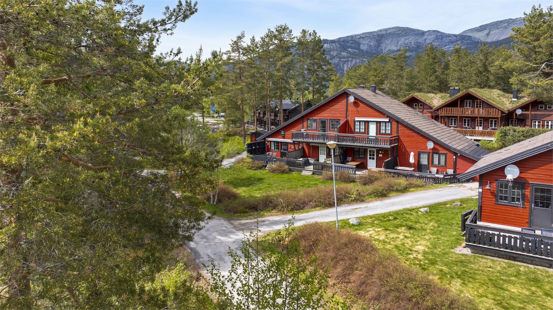 Sameiet består av 3 bygg med tilsammen 18 leiligheter. Fellesutgiftene dekker blant annet forsikring, plenklipp og snørydding.