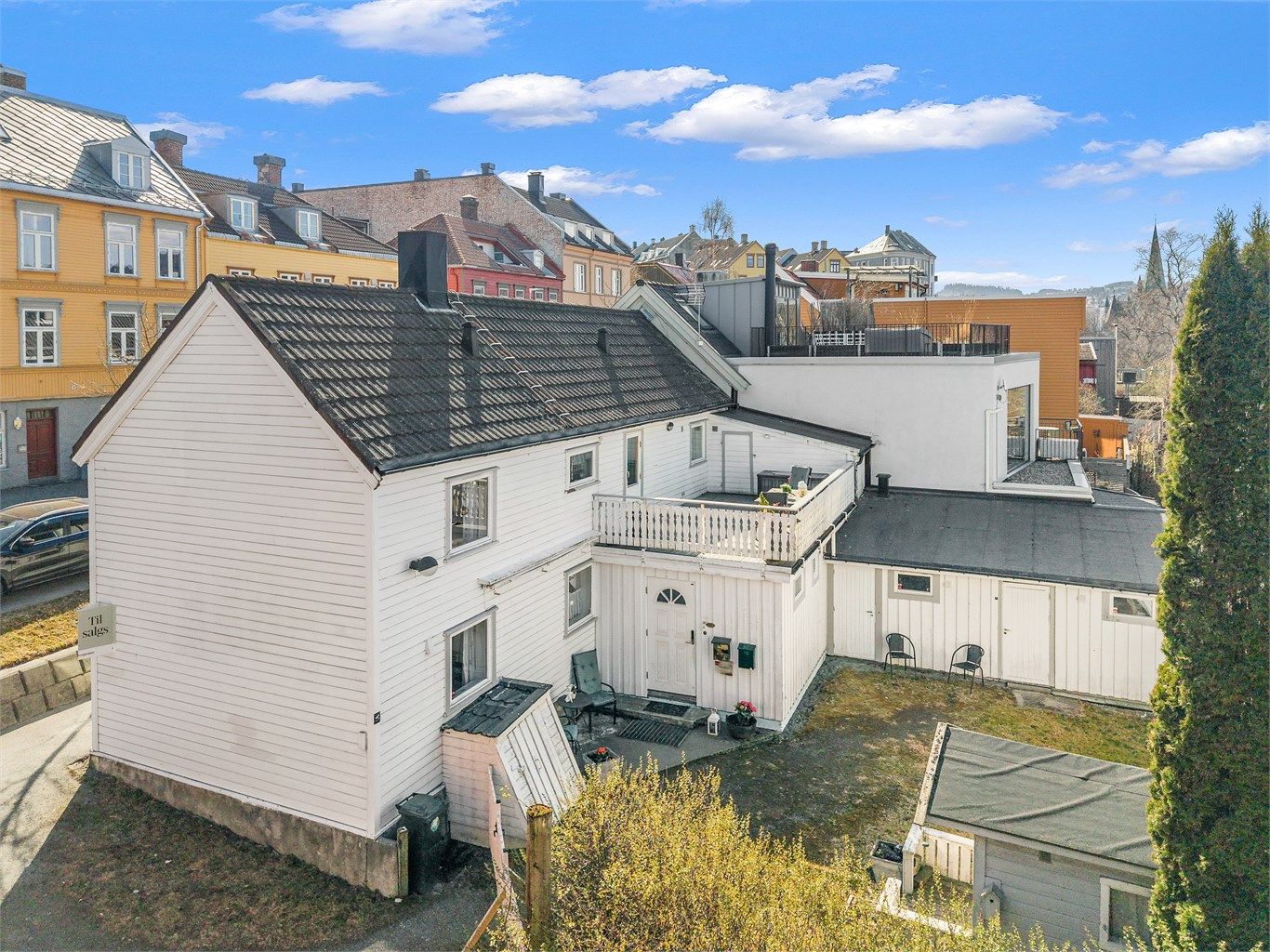 Eiendommen ligger fint tilbaketrukket i et etablert boligområde, samtidig som du har kort gangavstand til dagligvare, kollektivtransport og byliv.