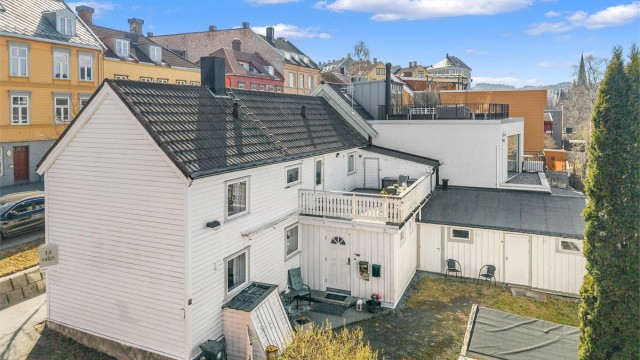 Eiendommen ligger fint tilbaketrukket i et etablert boligområde, samtidig som du har kort gangavstand til dagligvare, kollektivtransport og byliv.