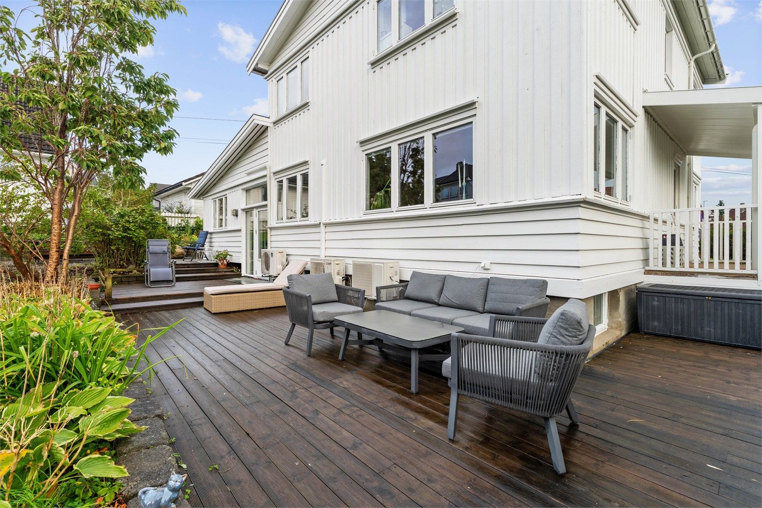Plattingen har god plass til loungegruppe og spiseplass utendørs.