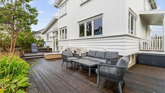 Plattingen har god plass til loungegruppe og spiseplass utendørs.