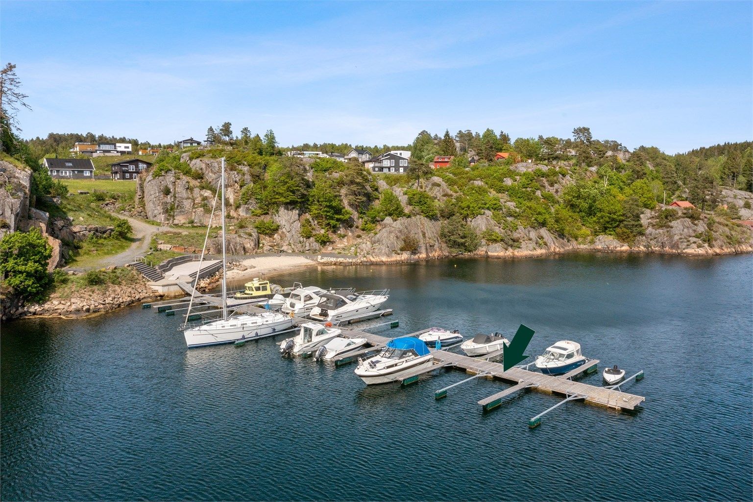Det medfølger bryggeplass ved felles bryggeanlegg.