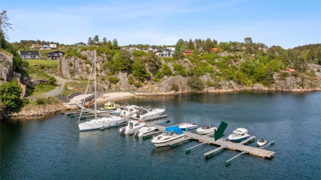 Det medfølger bryggeplass ved felles bryggeanlegg.