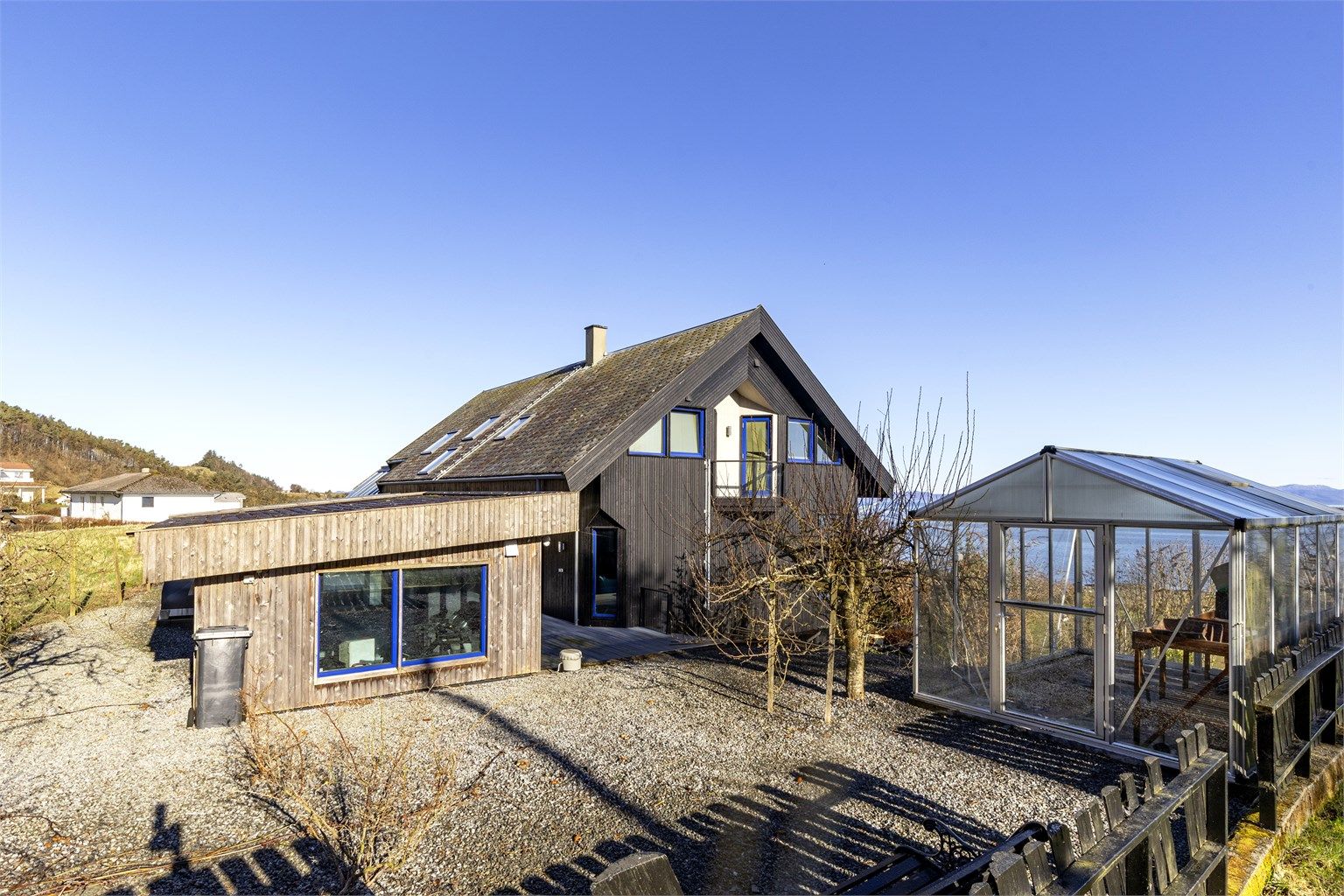 I tillegg til uthuset har eiendommen en sportsbod på 14 m² og et drivhus på 9 m². Sportsbod og drivhus er ikke omsøkt.